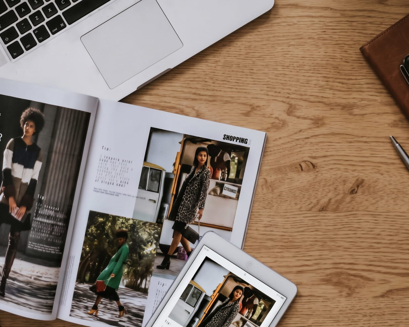 Magazine imprimé et tablette affichant les mêmes pages, posés sur un bureau en bois