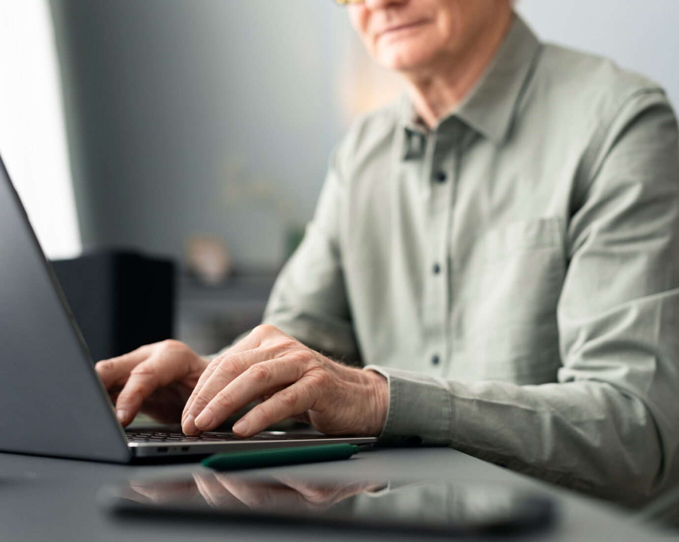 Homme travaillant sur un ordinateur portable